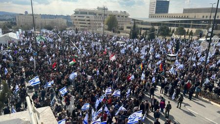 صور وفيديوهات : 90 ألف مواطن يتظاهرون أمام مبنى الكنيست بالقدس